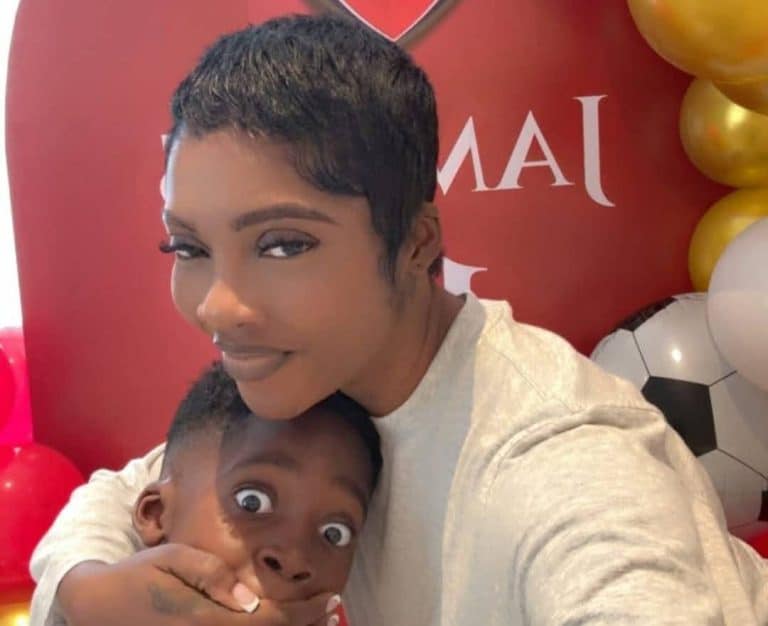 Tiwa Savage offre un iPhone 16 à son fils, mais lui interdit les réseaux sociaux