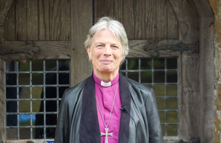 Qui est Cherry Vann, 1re femme et personne LGBTQ+ élue archevêque au Royaume-Uni ?