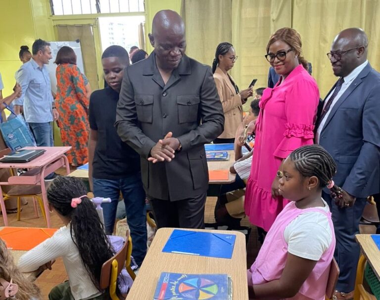 Gabon : Brice Clotaire Oligui Nguema accompagne ses enfants à l’école (vidéo)