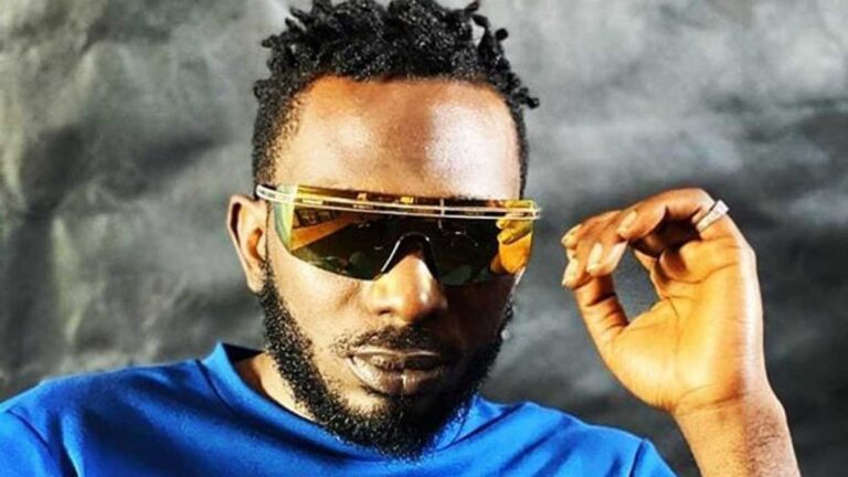 May D : de star mondiale à ‘’chanteur de village’’, la toile se déchaîne