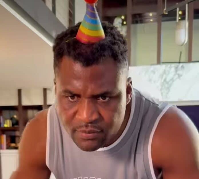 Francis Ngannou retourne à son enfance avec une surprise