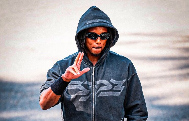 Jules Koundé aperçu en train de jouer au football avec des jeunes à Cotonou