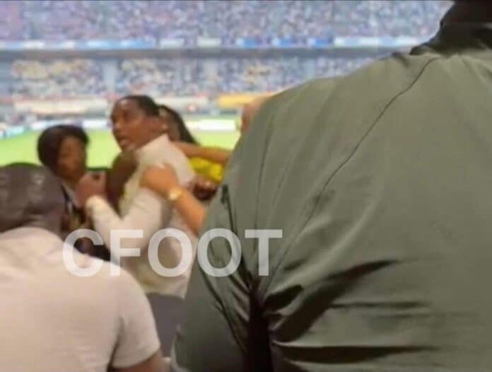 « Laisse-moi t’ouvrir les yeux », Samuel Eto’o dérape face à un supporter après Cameroun – Angola