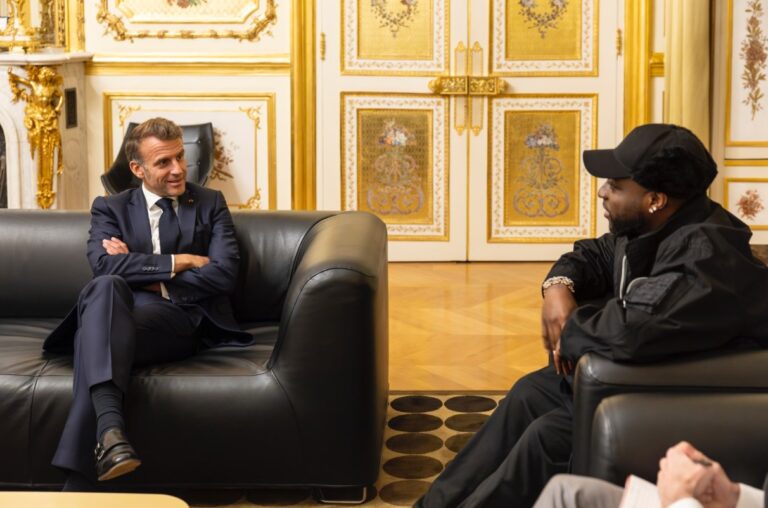 Emmanuel Macron reçoit Davido à l’Élysée