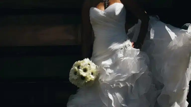 Critiquée sur sa robe de mariage, une jeune mariée met fin à ses jours
