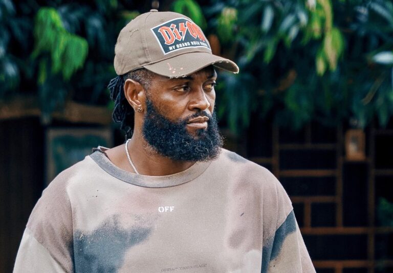 Emmanuel Adebayor donne une leçon à la jeunesse