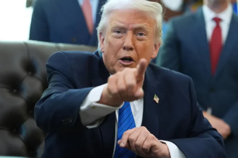 Donald Trump s’exprime avec fermeté lors d’une réunion officielle à la Maison-Blanche, dans un contexte de hausse des droits de douane américains.