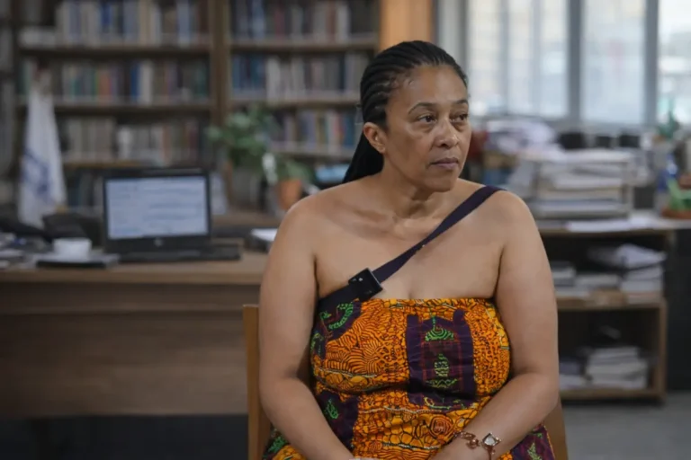 Afua Kesse-Amponsah lors d’un entretien, témoignant sur des violences présumées vécues pendant 50 ans au Ghana.