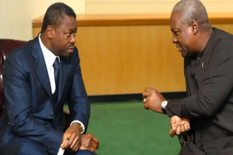 Portraits des présidents du Ghana et du Togo dans le contexte du différend maritime porté devant l’arbitrage international UNCLOS.