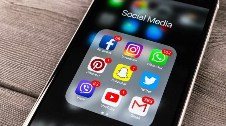 La suspension des réseaux sociaux au Gabon provoque une forte contestation politique et économique, jugée contraire à la Constitution.