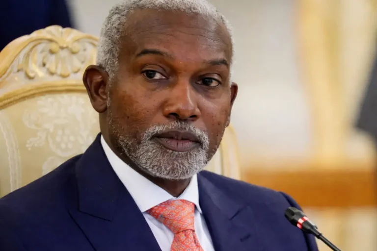 Les États-Unis gèlent les avoirs de huit Nigérians liés à Boko Haram et à la cybercriminalité via des sanctions antiterroristes.