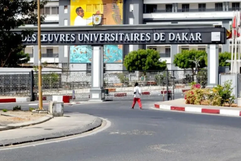 UCAD étudiant deuxième étage