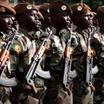 moins 100 militaires tués